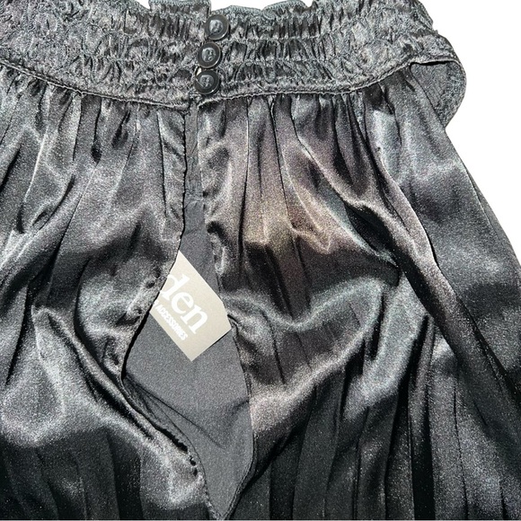 Black pleated halter style dress NWT size Medium - Picture 7 of 9